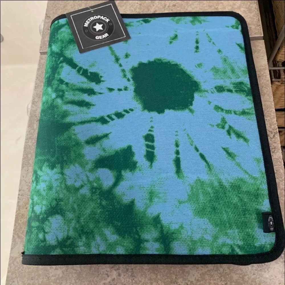 New “METROPACK” Gear Zipper Binder.Colors: Blue & Green